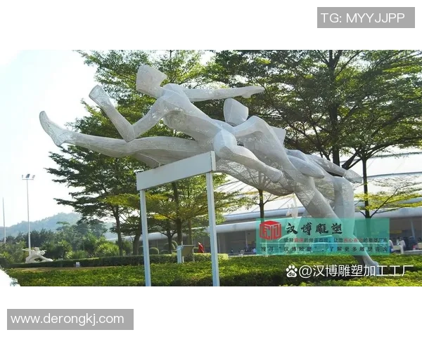 凝固的瞬间闪耀的传奇以足球球星雕像展现永恒荣耀