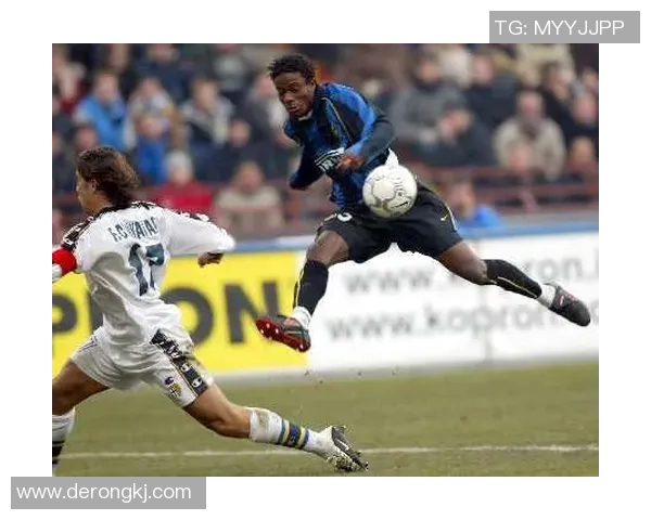 街头花式足球球星炫技瞬间展现极致创意与非凡技巧